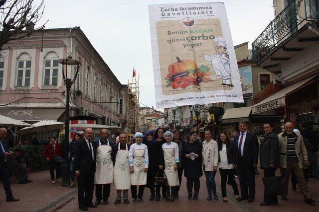 Öğrencilerden Vatandaşlara Çorba İkramı