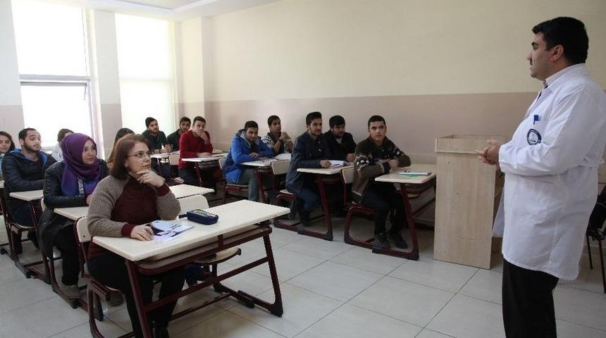 &Uuml;niversite Hayali İ&ccedil;in Kızı Yaşındaki Gen&ccedil;lerle Ders &Ccedil;alışıyor