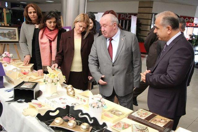 Kadın Konuk Evi Sakinlerinin El Emekleri Sergilendi