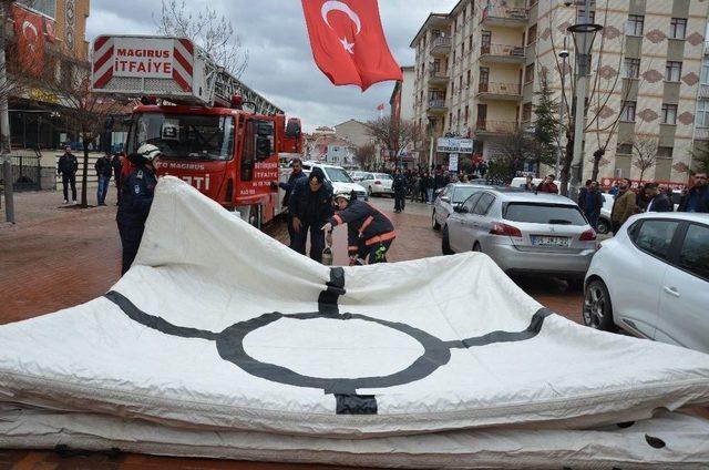 İntihar İçin Çatıya Çıkan Genci Polis İkna Ederek Kurtardı