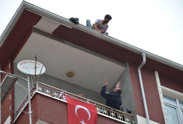 İntihar İçin Çatıya Çıkan Genci Polis İkna Ederek Kurtardı