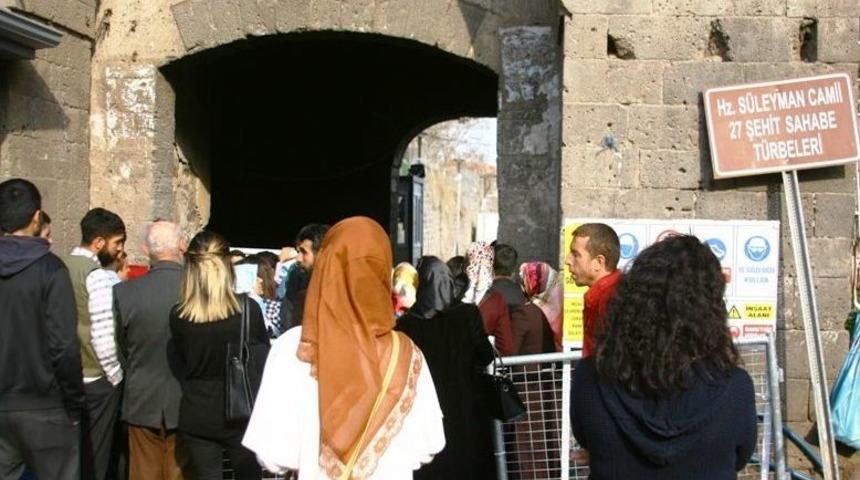 Diyarbakır&rsquo;da Ygs&rsquo;ye Girecek &Ouml;ğrenciler, T&uuml;rbelere Akın Etti