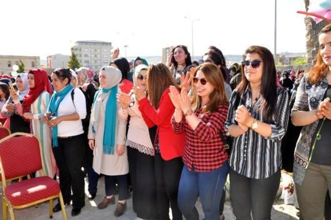 Cizre'de 2 Yıl Aradan Sonra D&uuml;nya Kadınlar G&uuml;n&uuml; Halayı