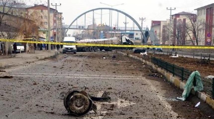 Freni Boşalan Tır, Minib&uuml;se &Ccedil;arptı: 3 Yaralı