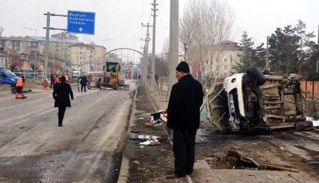 Freni Boşalan Tır, Minibüse Çarptı: 3 Yaralı