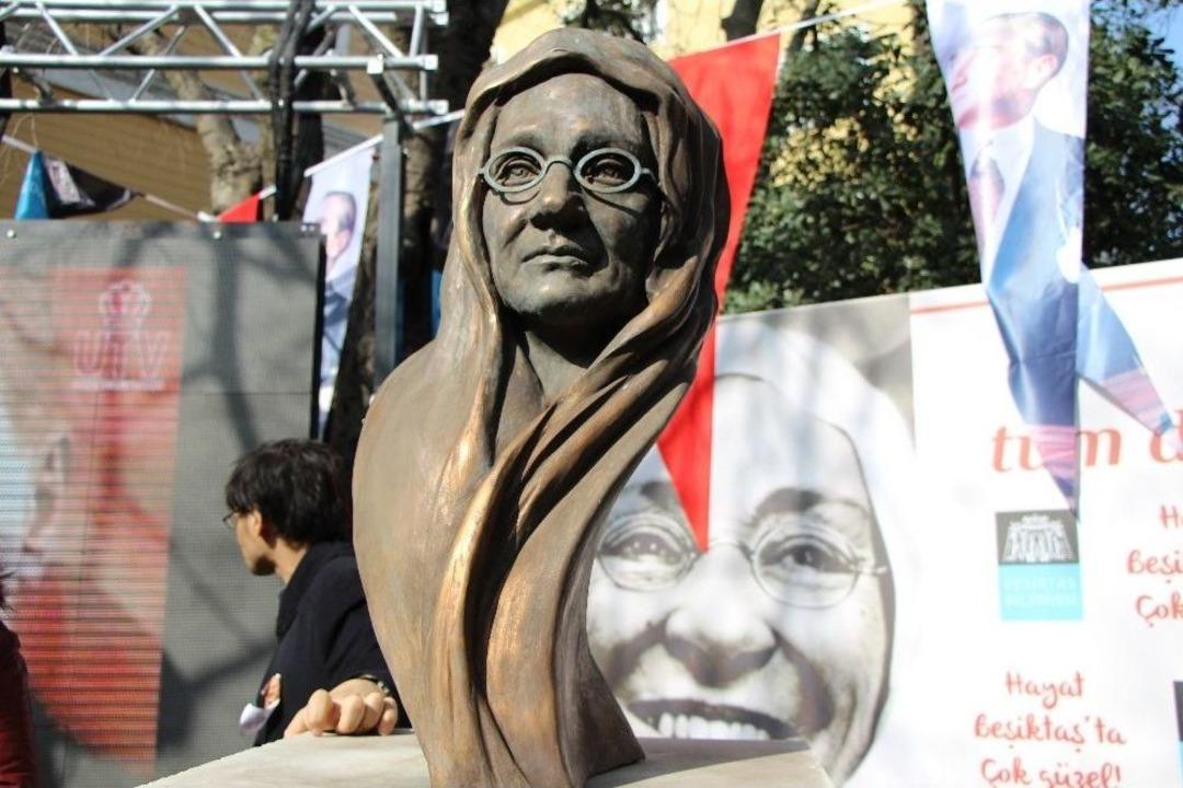 Beşiktaş&rsquo;ta Bir Parka Z&uuml;beyde Hanım Heykeli Dikildi