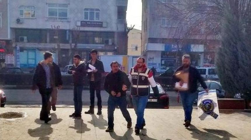 Polisten Ka&ccedil;an Hırsızlar Kaza Yapınca Yakalandı