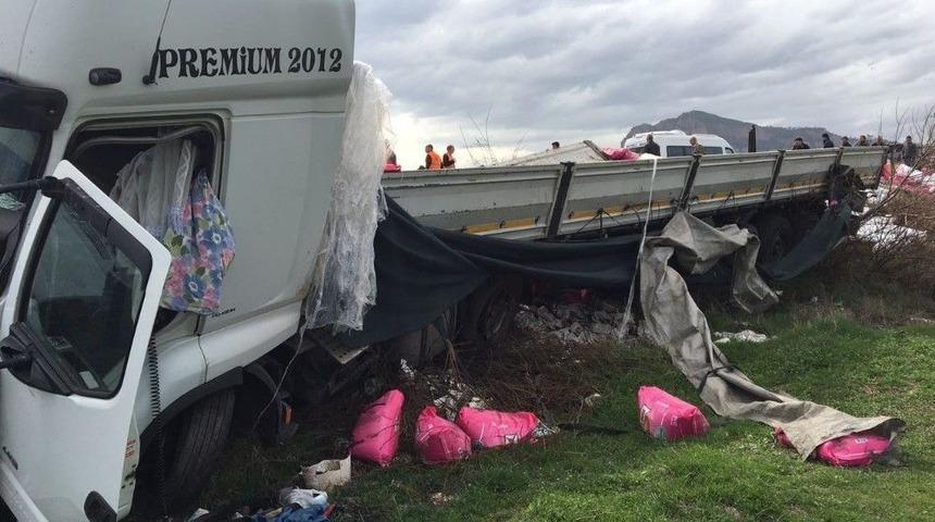 Karşı Şeride Ge&ccedil;en Tır, Otomobili Bi&ccedil;ti: 3 Yaralı