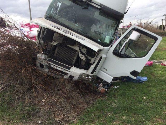 Karşı Şeride Geçen Tır, Otomobili Biçti: 3 Yaralı