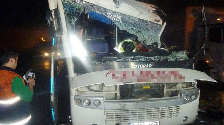 Tuzla&rsquo;da Virajı Alamayan İş&ccedil;i Servisi Tıra &Ccedil;arptı: 4&rsquo;&uuml; Ağır 27 Yaralı