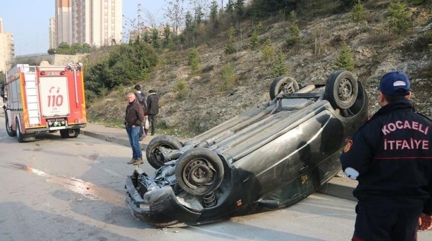 Kaldırma &Ccedil;ıkan Otomobil Takla Attı: 2 Yaralı
