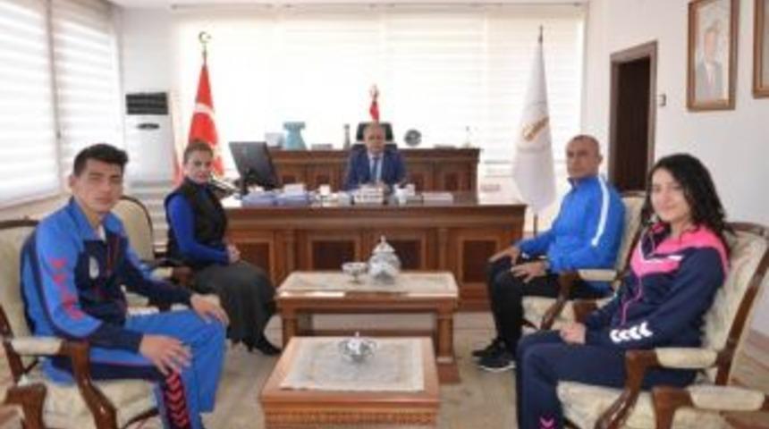 Y&ouml;neticiler İstiklal Marşı&rsquo;nı Okudu