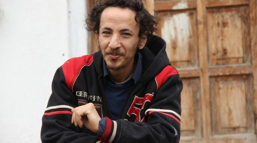 Virane Evde Onurlu Duruşunu Hi&ccedil; Bozmadı