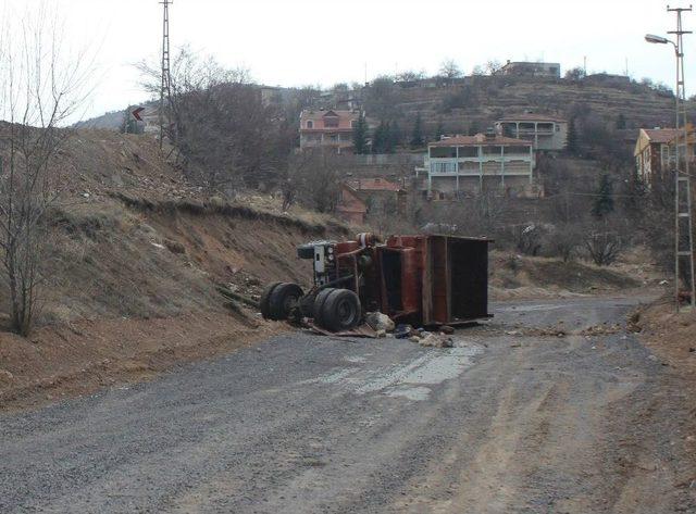 Kamyon Şarampole Yuvarlandı: 3 Yaralı