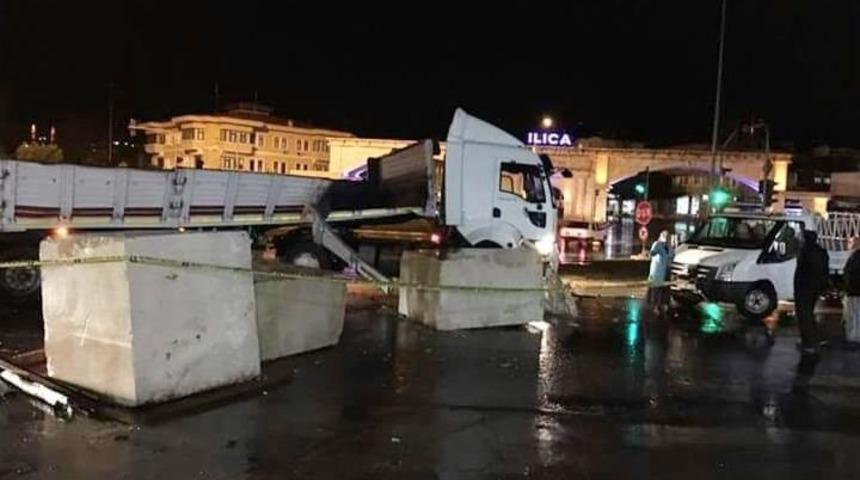 Tonlarca Mermer Yola Savruldu