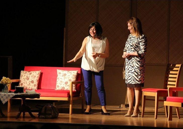 Kadınların Dostluk Hikayesi Sahnede G4