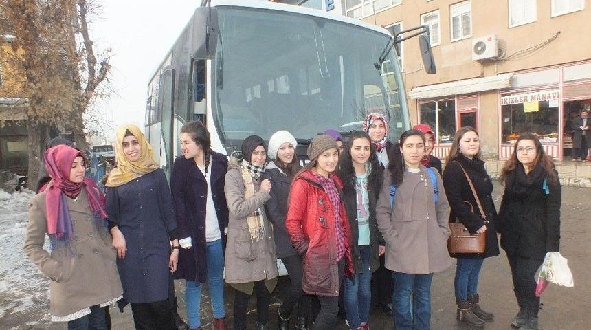 Malazgirt Belediyesinden Ygs&rsquo;ye Gireceklere Ara&ccedil; Desteği