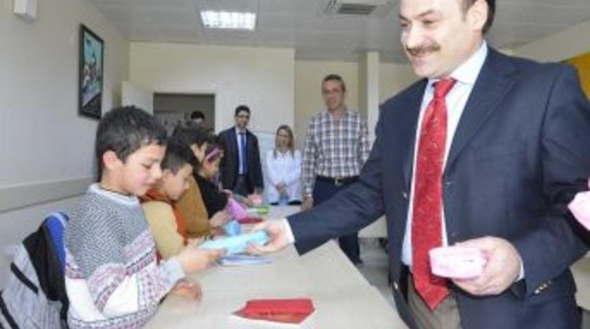 İstiklal Marşını Ezberleyen Muhacir &Ccedil;ocuklara Hediye S&ouml;z&uuml;