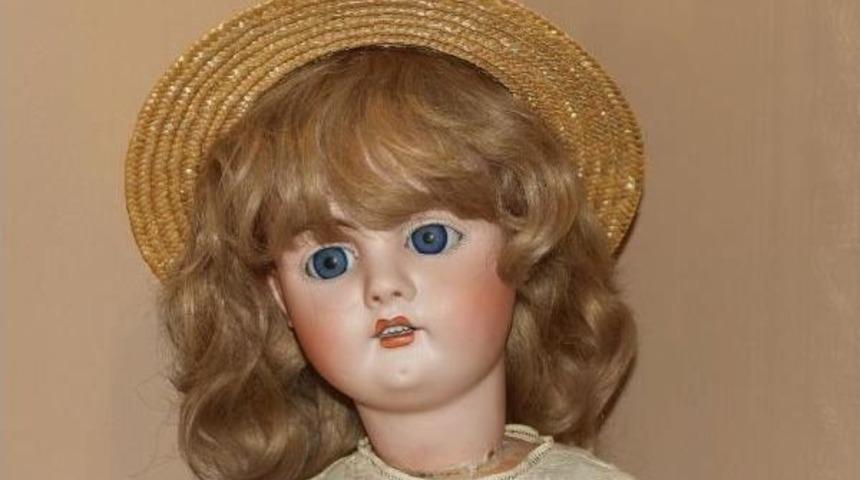 D&uuml;nya Savaşlarının H&uuml;zn&uuml;, Porselen Bebeklerin Y&uuml;z&uuml;nde