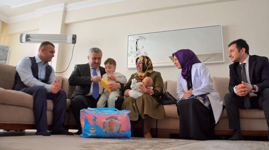 Başkan Baran Ve Eşi, Bebeklere Hoş Geldin Dedi