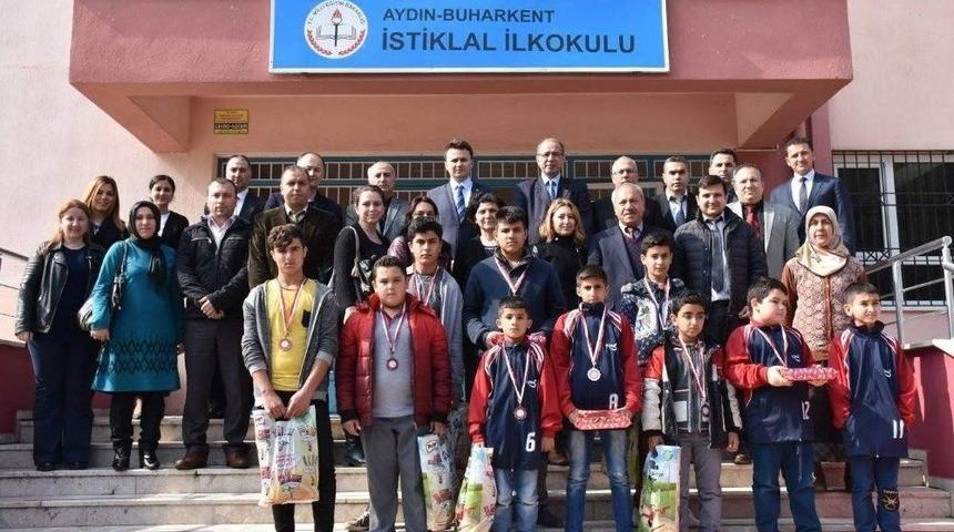 Kaymakam Arabacı &Ouml;ğrencilere Kitap Hediye Etti