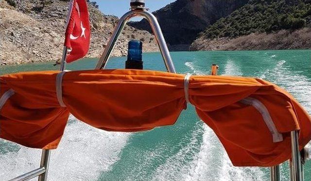 Kemer Barajı’nda Ağa Takılan Sazanlar Tekrar Suya Bırakıldı