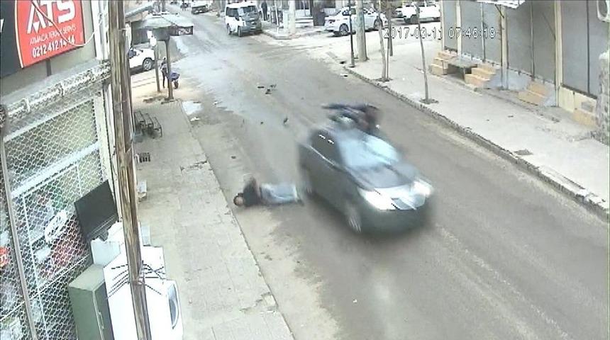 Motosiklet S&uuml;r&uuml;c&uuml;s&uuml; &Ccedil;arptığı Otomobilin &Uuml;st&uuml;nde Kaldı