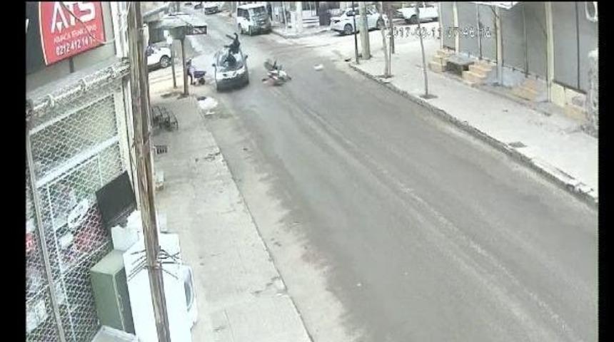 &Ccedil;arptığı Motosikletteki Yaralı, Otomobilin &Uuml;zerindeyken Ka&ccedil;tı