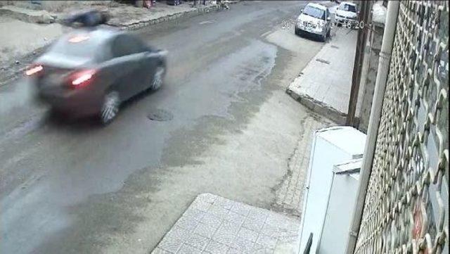 Çarptığı Motosikletteki Yaralı, Otomobilin Üzerindeyken Kaçtı