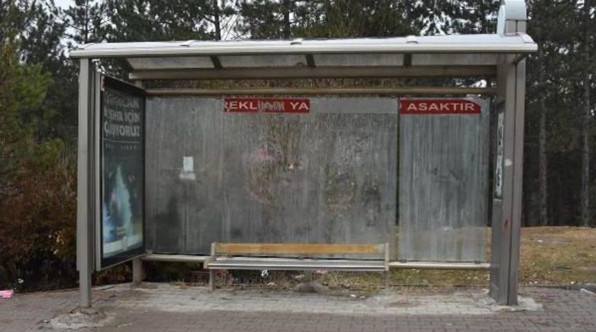 Otob&uuml;s Durağında Intihar Etti