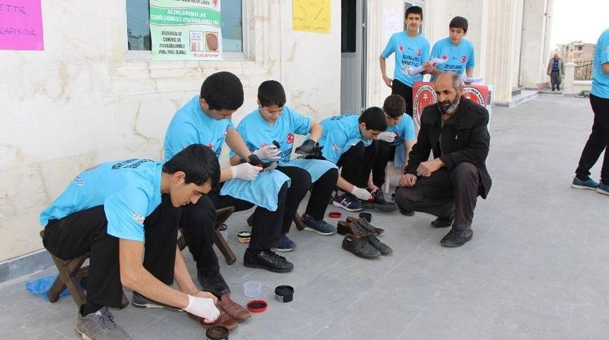 &Ouml;ğrenciler Cami Cemaatinin Ayakkabılarını Boyadı