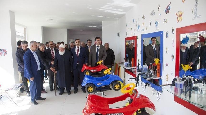 Ahlat&rsquo;ta "&ccedil;ocuk Ve Erkek Berber Salonu" A&ccedil;ıldı