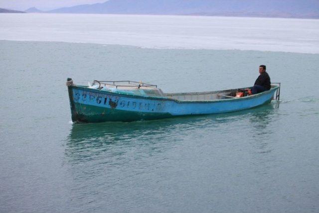 Gölün İki Yakasında İki Farklı Manzara