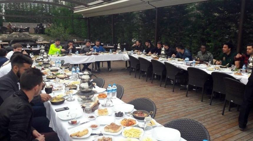 Kaleci Onur&rsquo;dan Takım Arkadaşlarına Kahvaltı