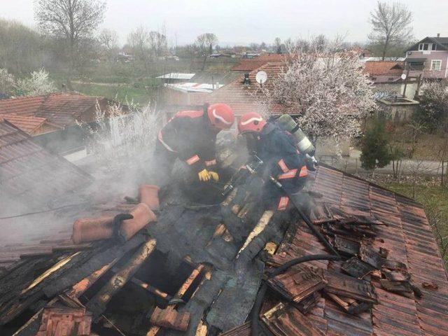 Aspiratörden Çıkan Yangın Evi Kül Etti