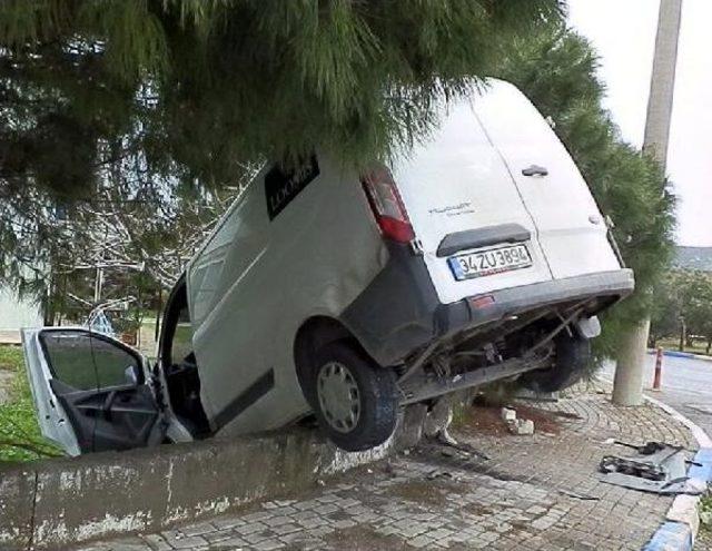 Foça'daki Kazada 2 Kişi Yaralandı