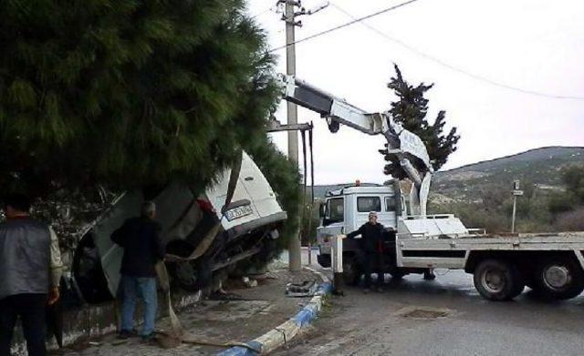 Foça'daki Kazada 2 Kişi Yaralandı