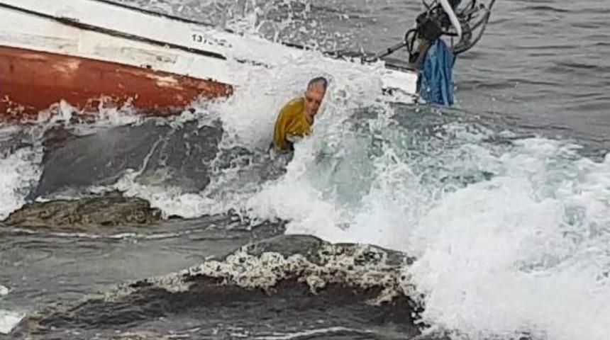 Teknesini Kurtarmak I&ccedil;in Dalgalarla Boğuştu