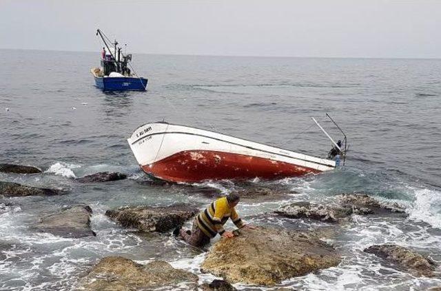 Teknesini Kurtarmak Için Dalgalarla Boğuştu