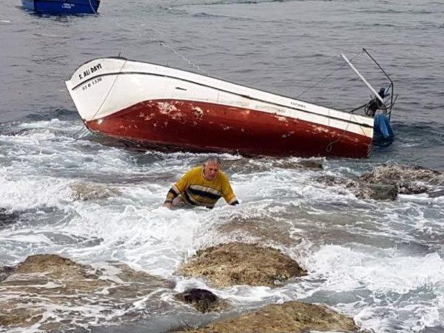 Teknesini Kurtarmak Için Dalgalarla Boğuştu