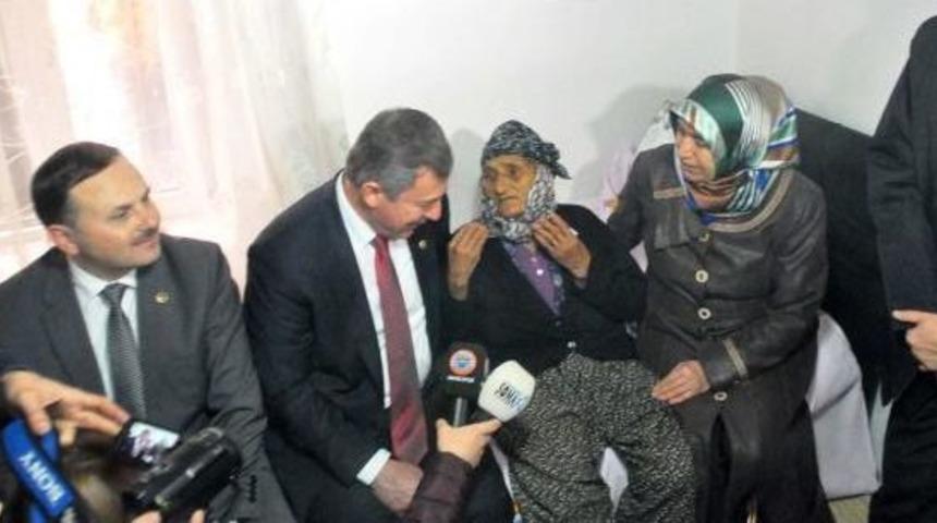 Cami Nöbeti Tutan Nineye Yardım Eli