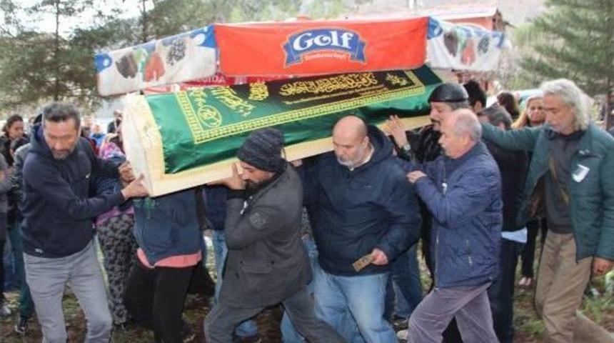 Sahte Içkiden Ölen Dövmeci Toprağa Verildi