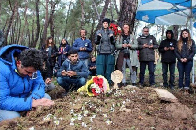 Sahte Içkiden Ölen Dövmeci Toprağa Verildi