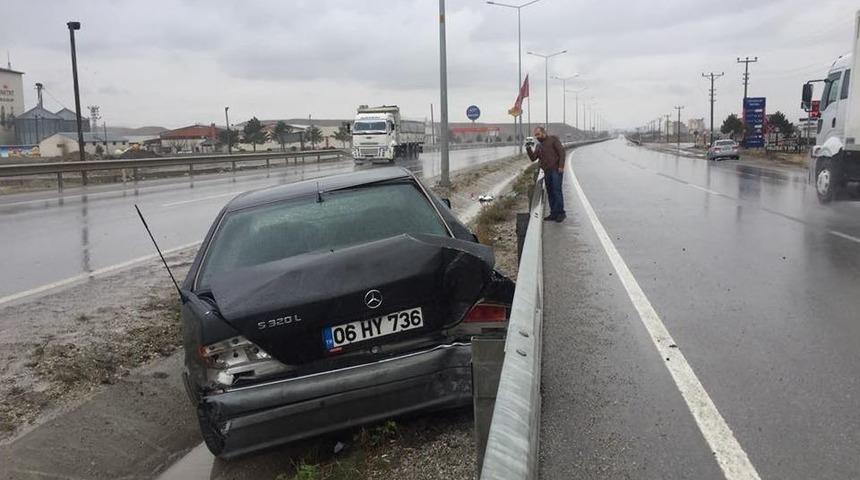 Otomobil Aydınlatma Direğine &Ccedil;arptı