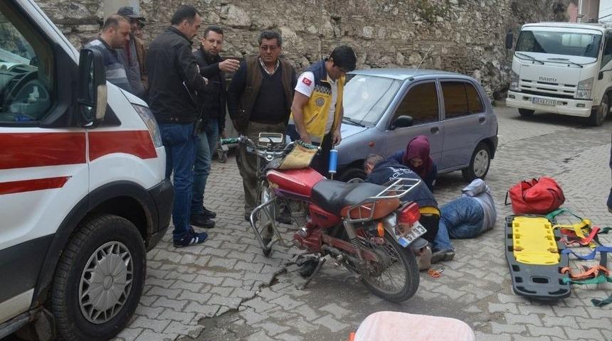 Motosiklet İle Otomobil &Ccedil;arpıştı, Faciadan D&ouml;n&uuml;ld&uuml;