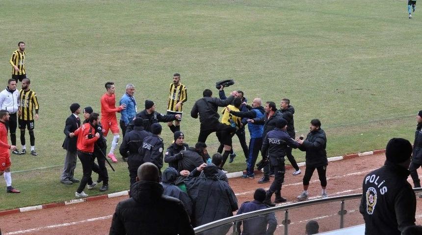 Yozgat&rsquo;ta Amat&ouml;r K&uuml;me Ma&ccedil;ında Saha Karıştı