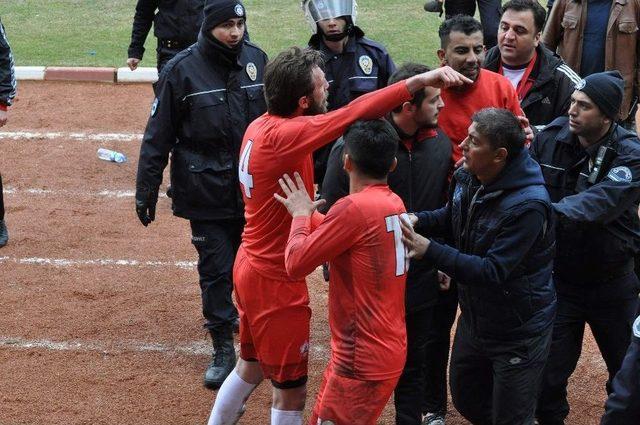 Yozgat’ta Amatör Küme Maçında Saha Karıştı