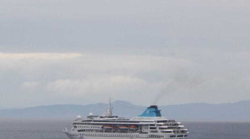 Sezonun İlk Turist Gemisi Kuşadası&rsquo;na Geldi