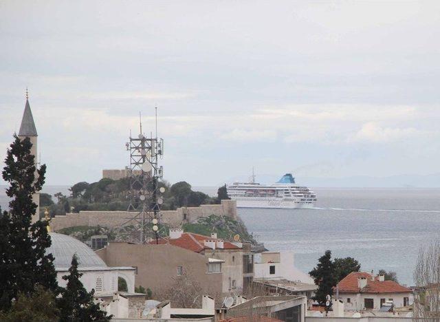 Sezonun İlk Turist Gemisi Kuşadası’na Geldi