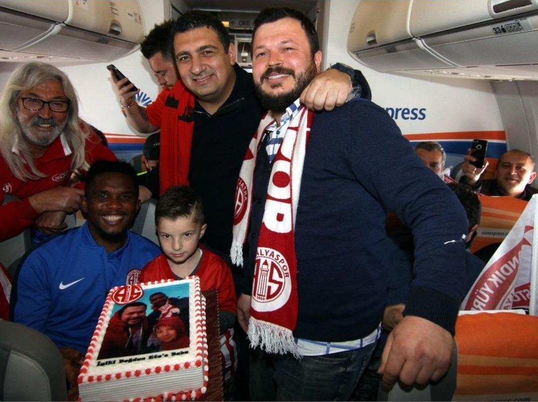 Minik Taraftardan Eto&rsquo;o&rsquo;ya 10 Bin Metrede Doğum G&uuml;n&uuml; S&uuml;rprizi